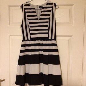 Black Beige Sleeveless Fit and Flare Size 6 Striped Pattern Dress